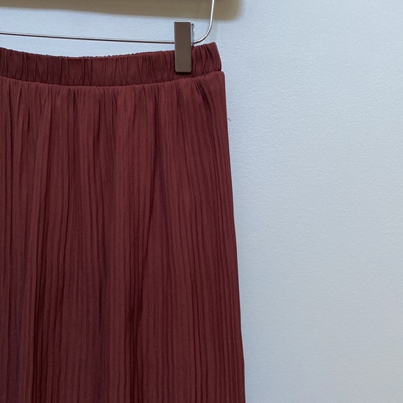 ❗️SOLD❗️Aritzia Wilfred Dark Brown/Burgundy Pleated Celesse Midi Skirt Size M - Picture 4 of 10